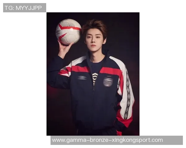 鹿晗在绿茵场上的精彩瞬间足球照片展现运动魅力与青春活力